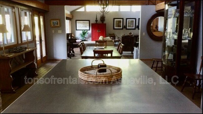 Building Photo - 4 Coma Lk Ln