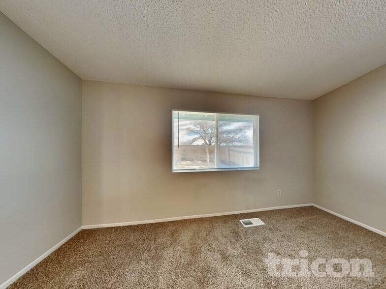 Building Photo - 2020 Burnside Dr