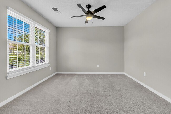 Building Photo - 3 Bedroom 1.5 Bath Town Home in North Char...