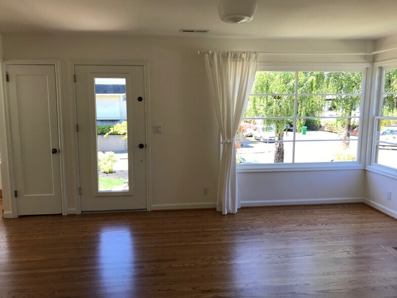 Building Photo - 4070 NE 8th Ave