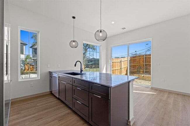 Building Photo - 1736 Bunche Rd