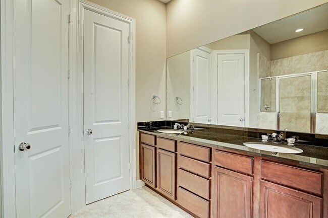 Building Photo - 3830 Center Plaza Dr