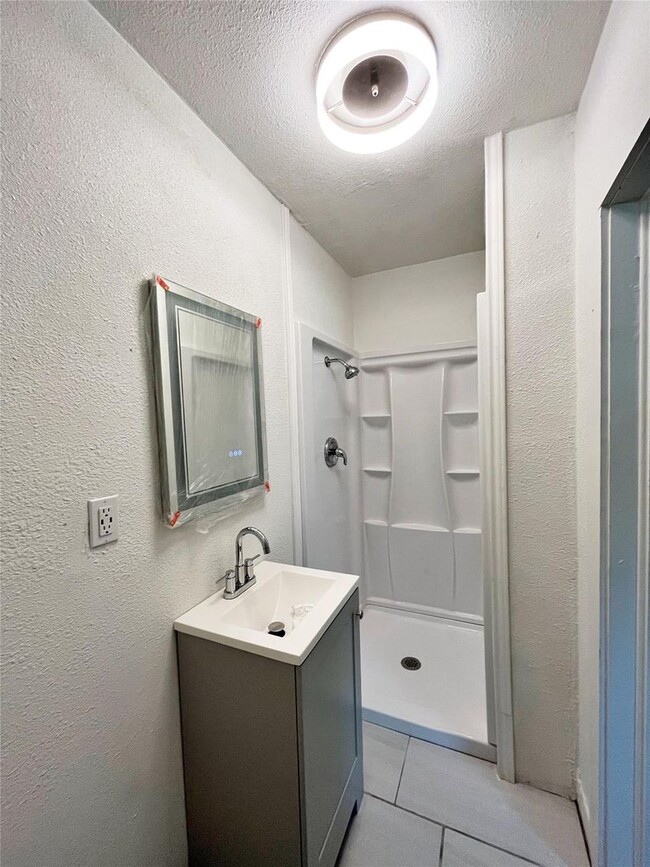 Building Photo - Remodeled 2 Bedroom, 2 Bath Home Reay for New Tenants- Lots of Storage- Near Historic Riverside- ...