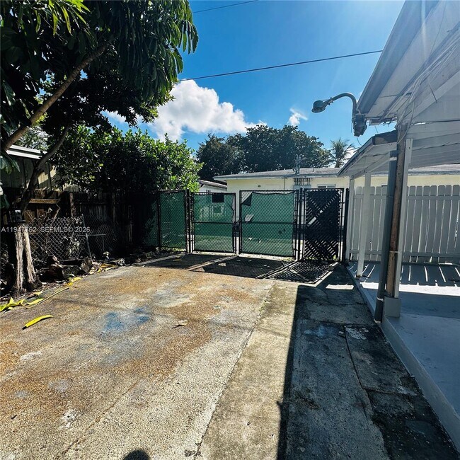 Building Photo - 732 Moffett St