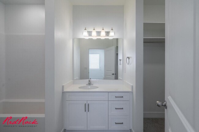 Building Photo - Pet Friendly 2 Bedroom Condo in Desert Color!