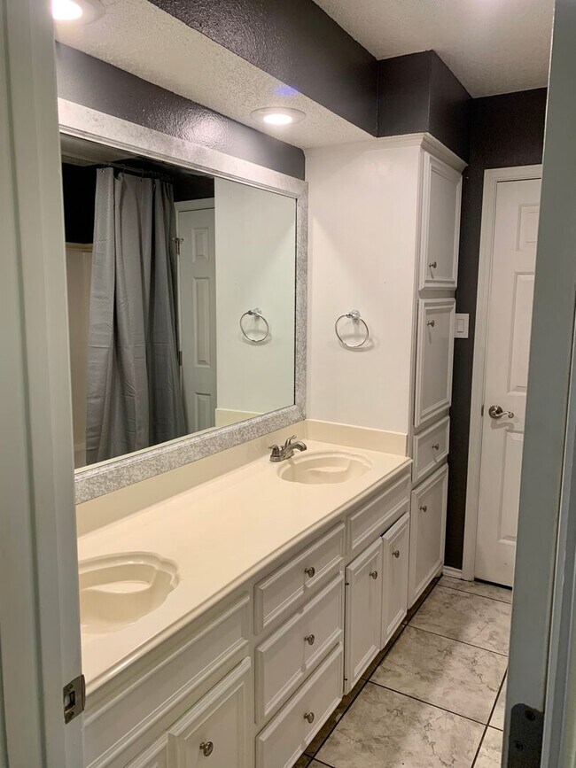 Building Photo - Fantastic 4 Bedroom 2 Bathroom house in So...