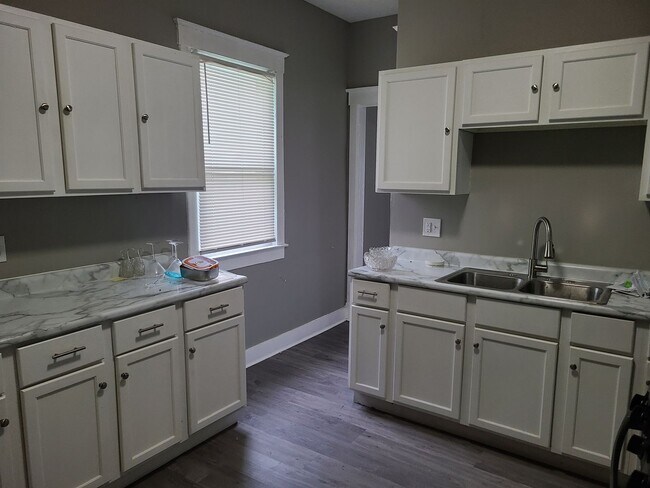 Building Photo - 2 bed 2 bath with bonus areas!  Leasing special- 1/2 month free with paid Security Deposit