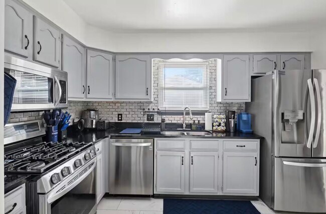 Building Photo - 2421 Wintergreen Rd