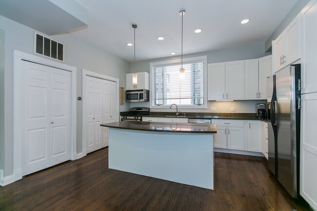 Building Photo - 2005 N Hoyne Ave