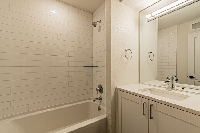 Building Photo - Newer Build 2 Bedroom, 4 Bathroom Jefferson Park Townhome