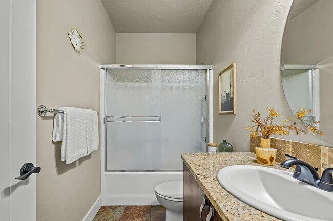 Building Photo - The perfect 2 bed/2bath with office patio home in the beautiful Hazelwood community just off Lake...