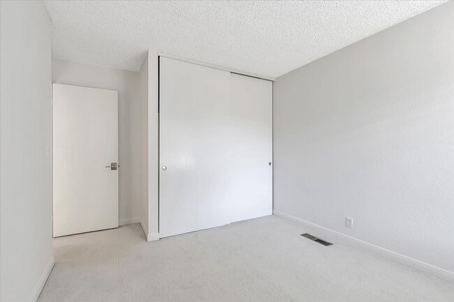 Building Photo - Great Location! Great Schools! Month to Month Only!