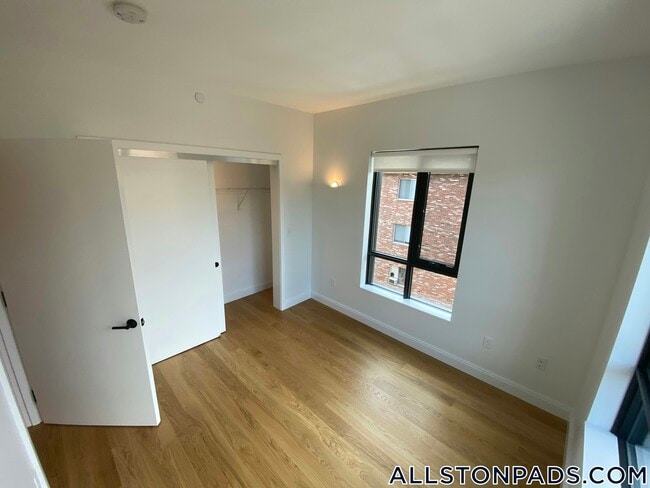 Building Photo - 83 Gardner St