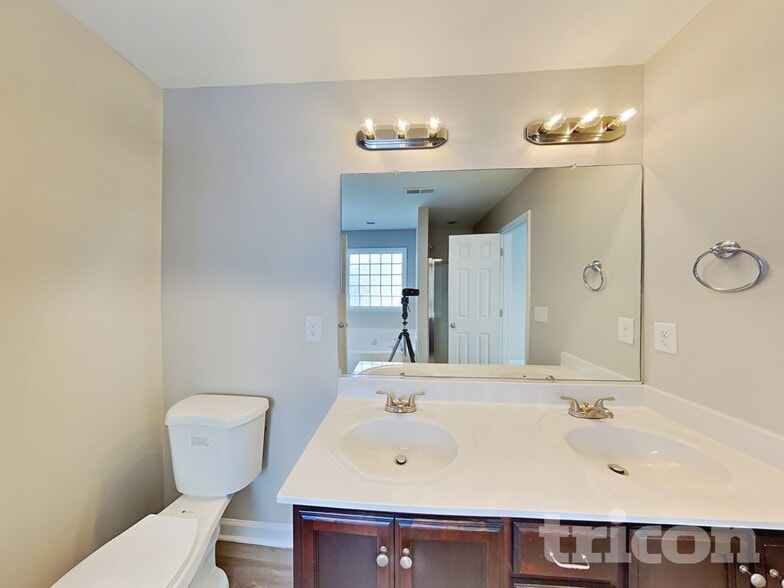 Building Photo - 1655 Crestlawn Tl