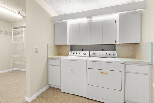 Building Photo - Spacious 2BR/2BA Condo at Whitehall - West Palm Beach