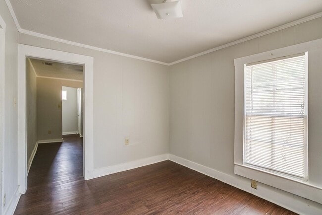 Building Photo - Large 4 Bed, 2 Bath in the heart of Histor...
