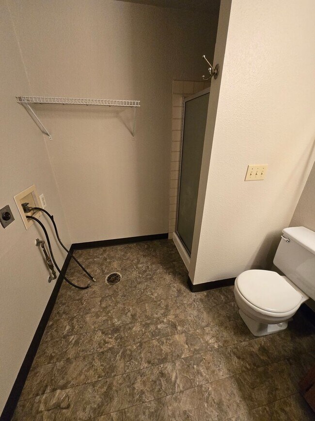 Building Photo - 1122