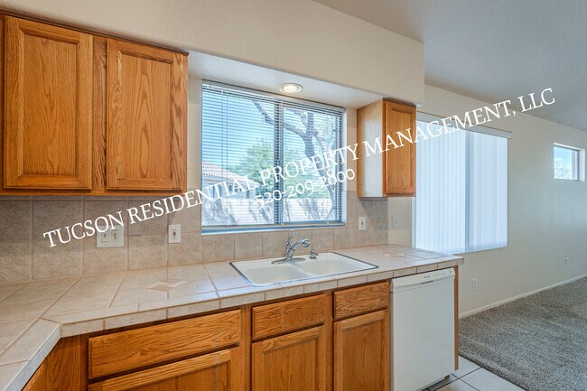 Building Photo - 11174 N Sand Pointe Dr