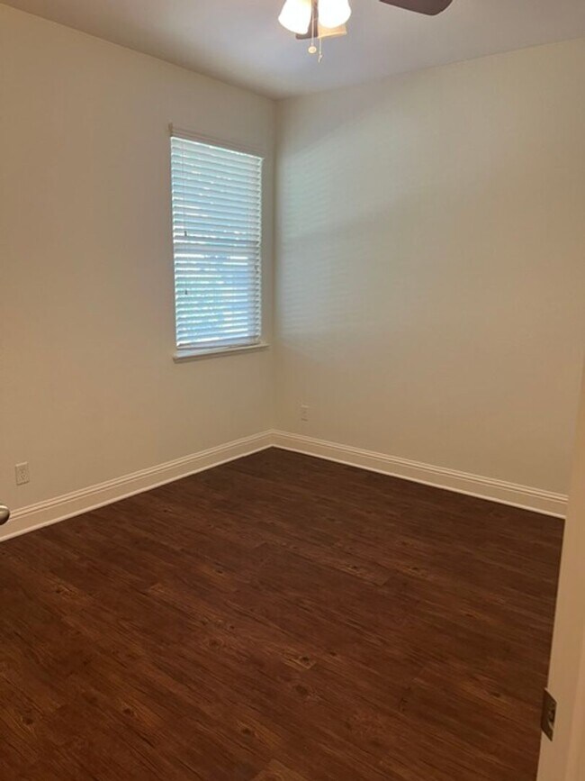 Building Photo - Dinuba House For Rent
