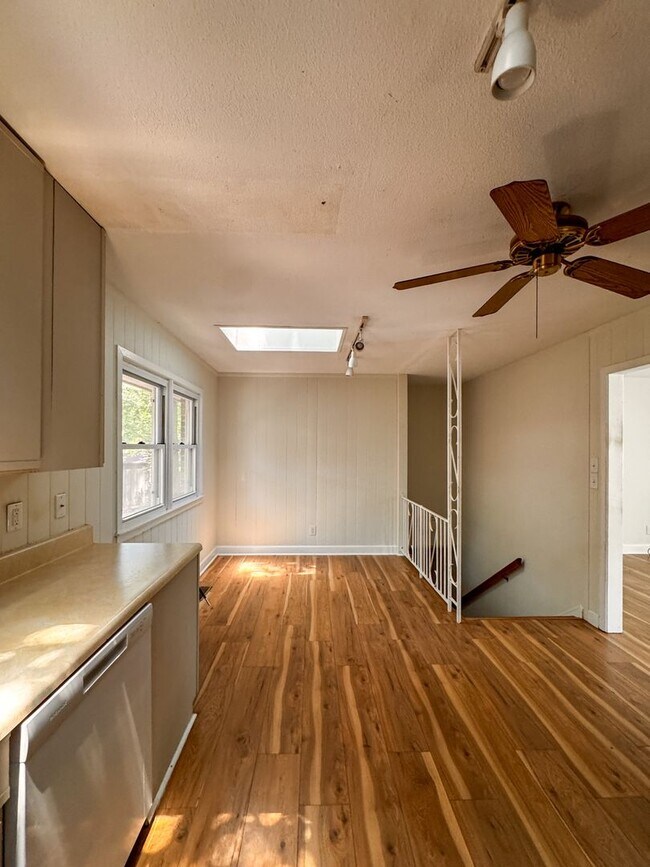 Building Photo - Spacious 4 Bed 2.5 bath Home Close to Fort Bragg