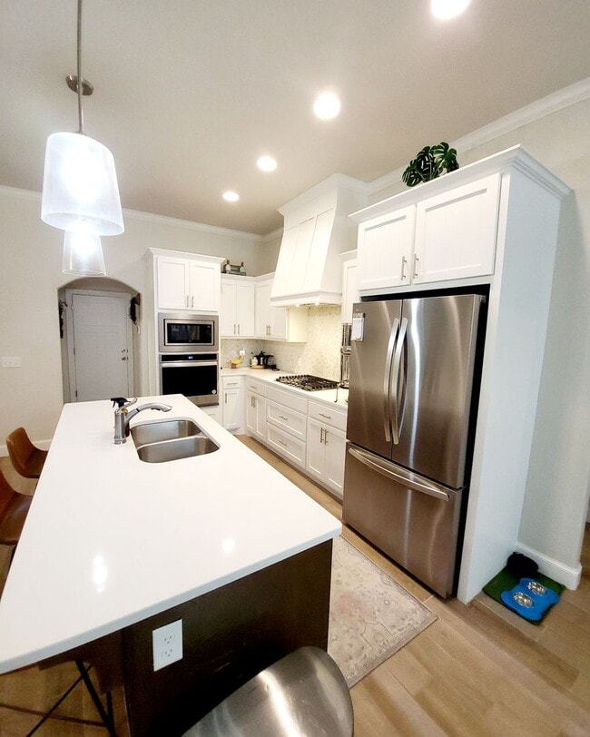 Building Photo - You Could Call This Beautiful 4-Bed, 2-Bat...