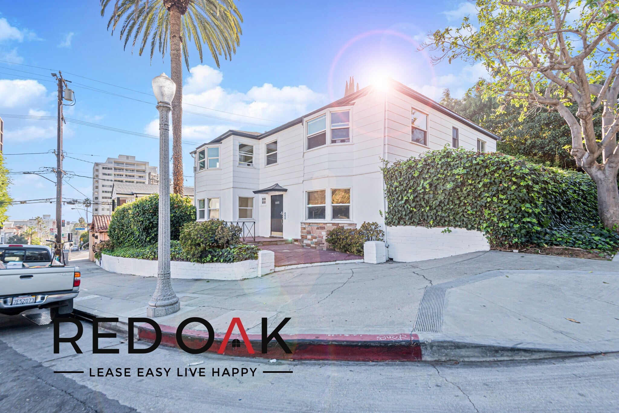 Building Photo - 1115 N Doheny Dr