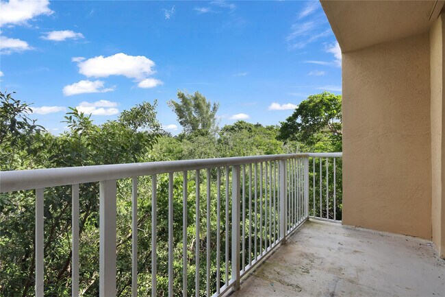 Building Photo - 529 E Sheridan St