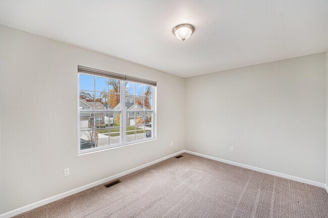 Building Photo - 33715 Birchlawn