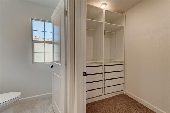 Building Photo - 946 Blackstone Dr