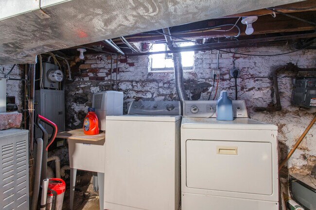 Building Photo - 720 S Percy St