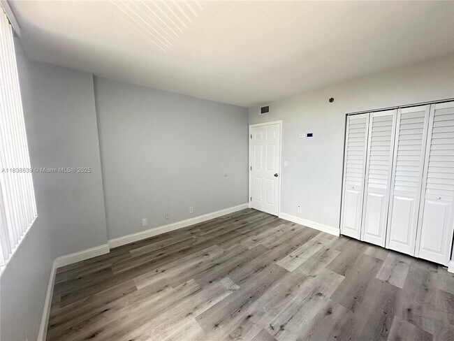Building Photo - 901 Hillcrest Dr