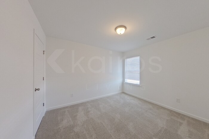 Building Photo - 100 English Oak Ln