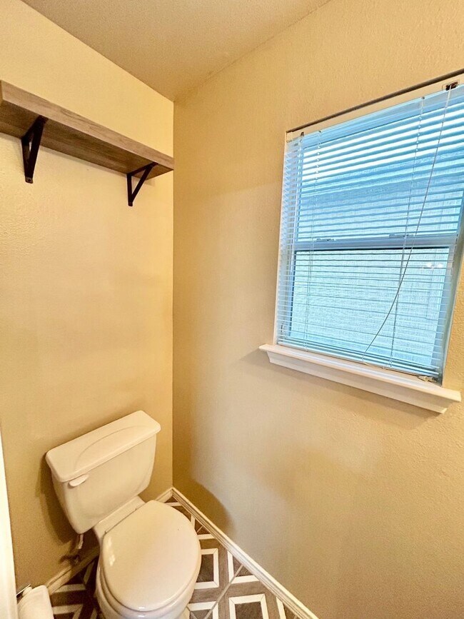 Building Photo - BEAUTIFUL 4 BR/2BTH HOUSE LOCATED IN CIBOL...