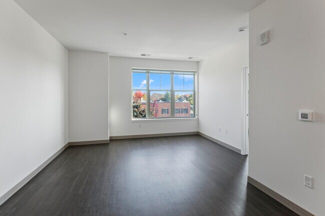 Building Photo - 2420 E Capitol Dr