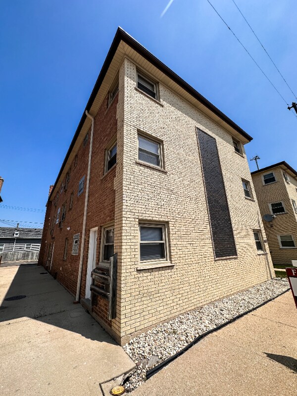 Building Photo - 7344 W Belmont Ave