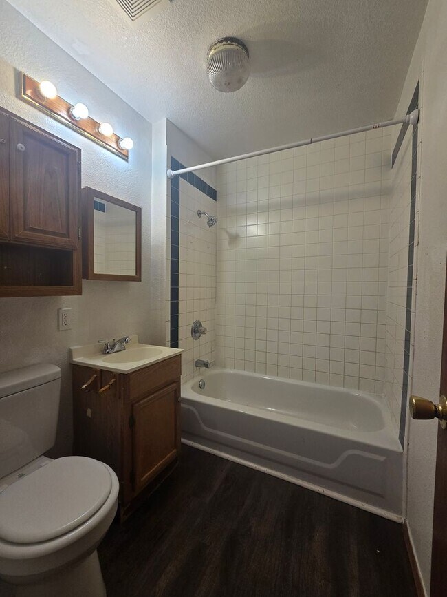 Building Photo - 3 Bed 2 Bath at Shawnee