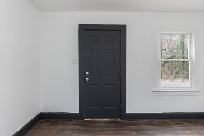 Building Photo - 647 Arch St