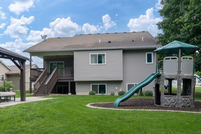 Building Photo - Stunning rambler on Tanager Road!