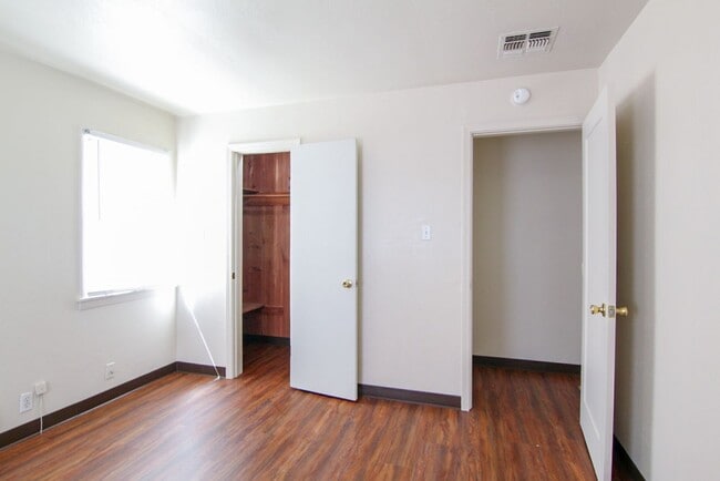Building Photo - Duplex for Rent in Redding CA | Near Downtown, Laundry Hookups, Yard