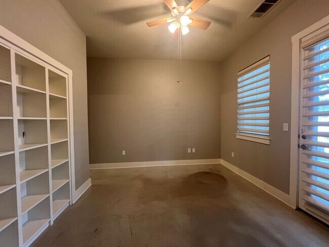Building Photo - **DEAL!! Get $500 off your move-in costs! Valid for new leases with a start date on or before Dec...