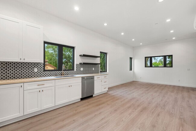 Building Photo - Stunning brand new construction, modern luxury living!