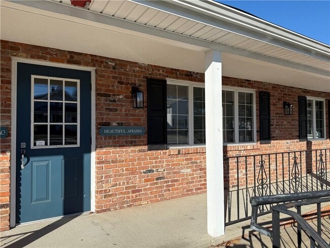 Primary Photo - 990 Main St