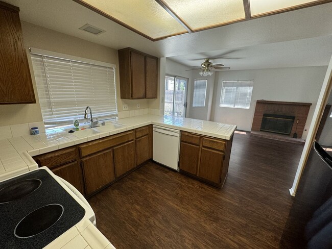Building Photo - 4 bed 3 full bath house with 3 car attache...