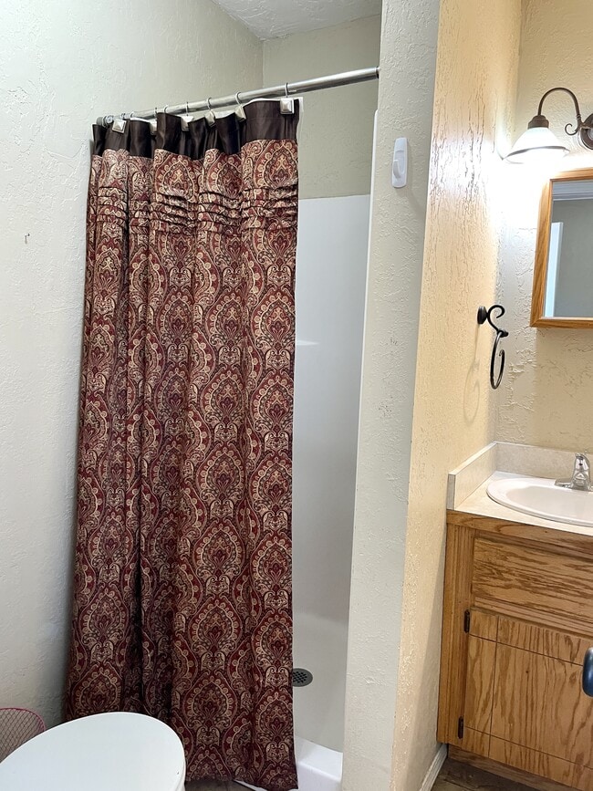 Building Photo - 2 Cabin Rd