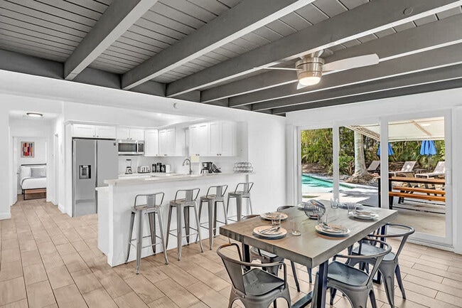 Building Photo - 1568 NE 35th St