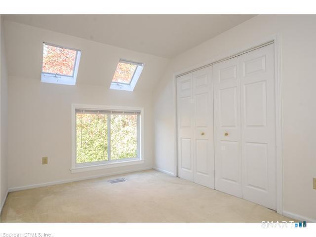 Building Photo - 26 Farmington Meadow Dr