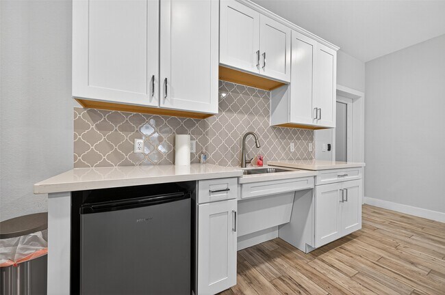 Building Photo - 6804 Westview Dr