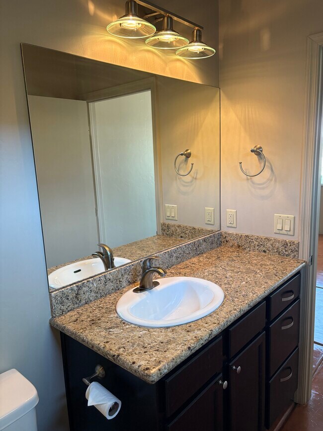 Building Photo - 1014 E Linden St