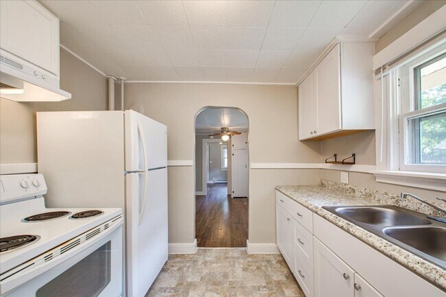 Building Photo - Adorable Guest Cottage in the North End!