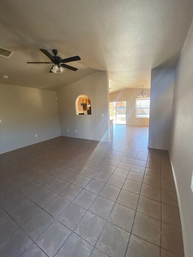 Building Photo - 4 Bedroom, 2 Bathroom House Available Now!